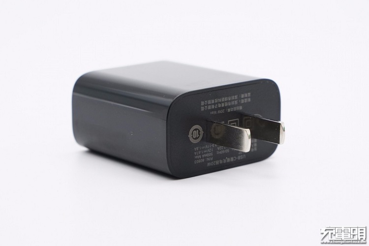 腾博官网诚信为本,专业服务20W快充充电器外观